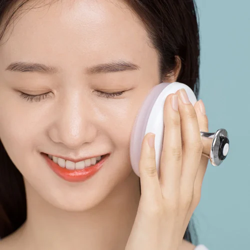 Silicone pore cleansing brush by Benton